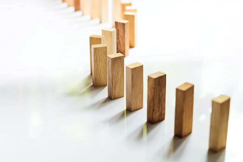 Place a wooden block lines Place a wooden block lines.